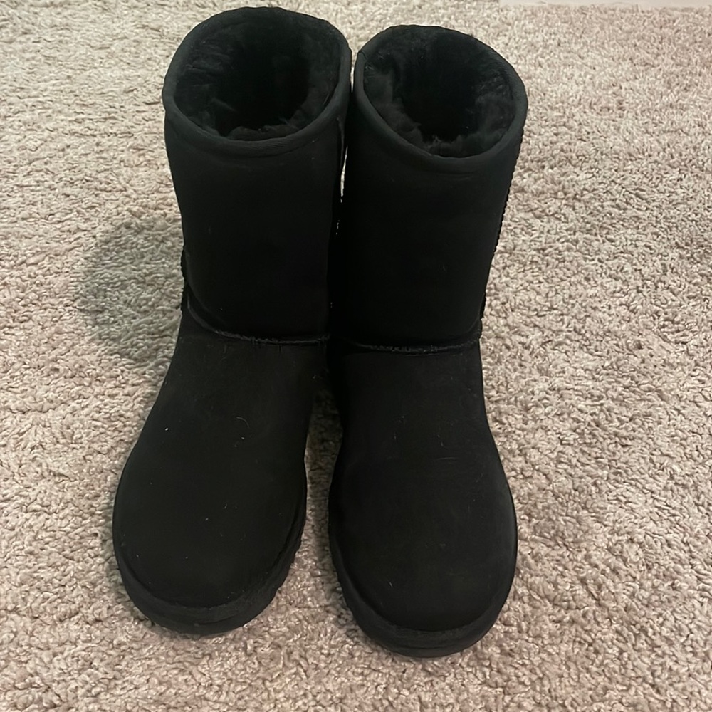 Brand new black Uggs- short